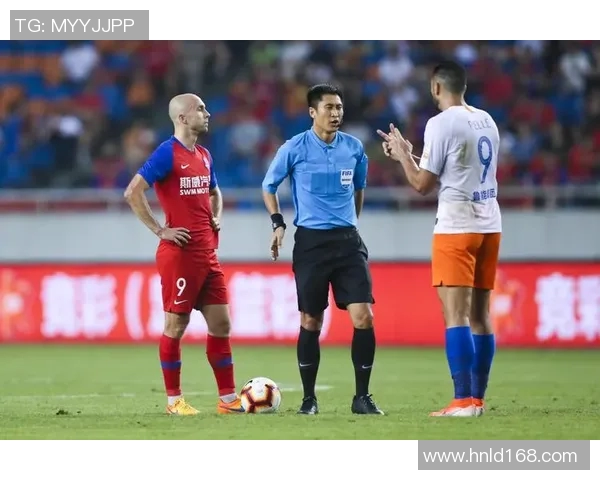 足球球星恶意犯规引发巨大争议裁判判罚与球迷反应成焦点