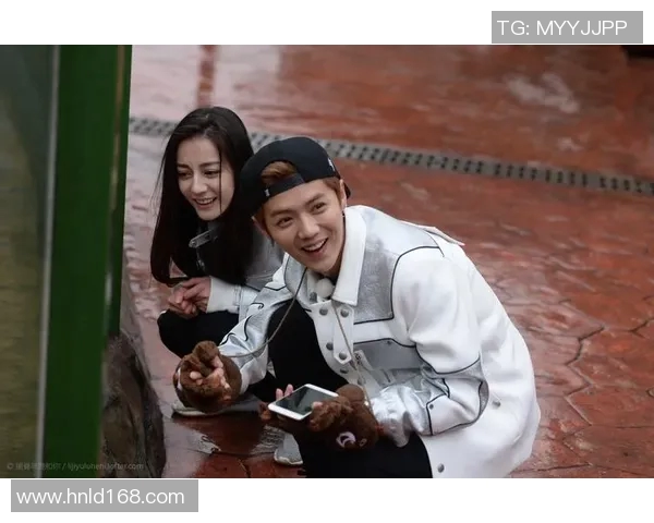 追随迪丽热巴的足球球星是谁 球场上的爱情故事与星光闪耀的背后